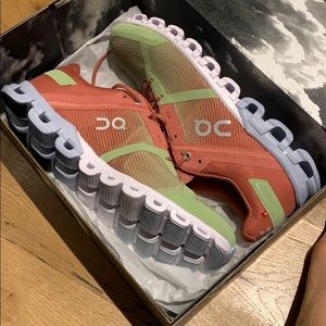 New in box On Cloud sneakers!